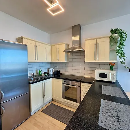 Three Towers With Beautiful View And Parking! Lejlighed