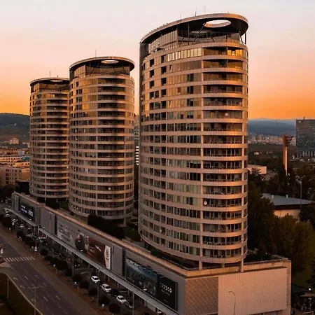 Three Towers With Beautiful View And Parking! Apartment